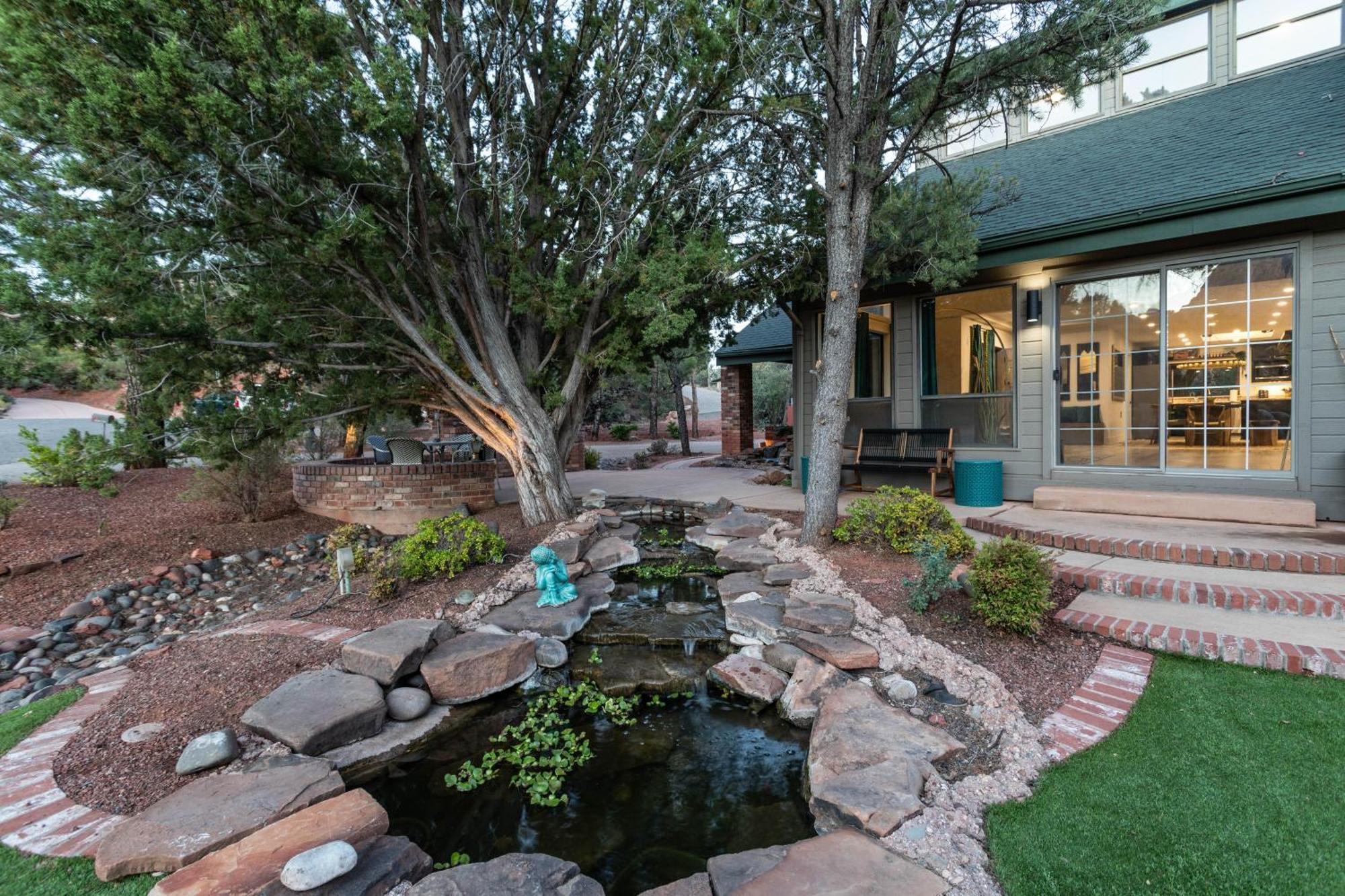 Luxe Boutique-style W/indoor Hot Tub *