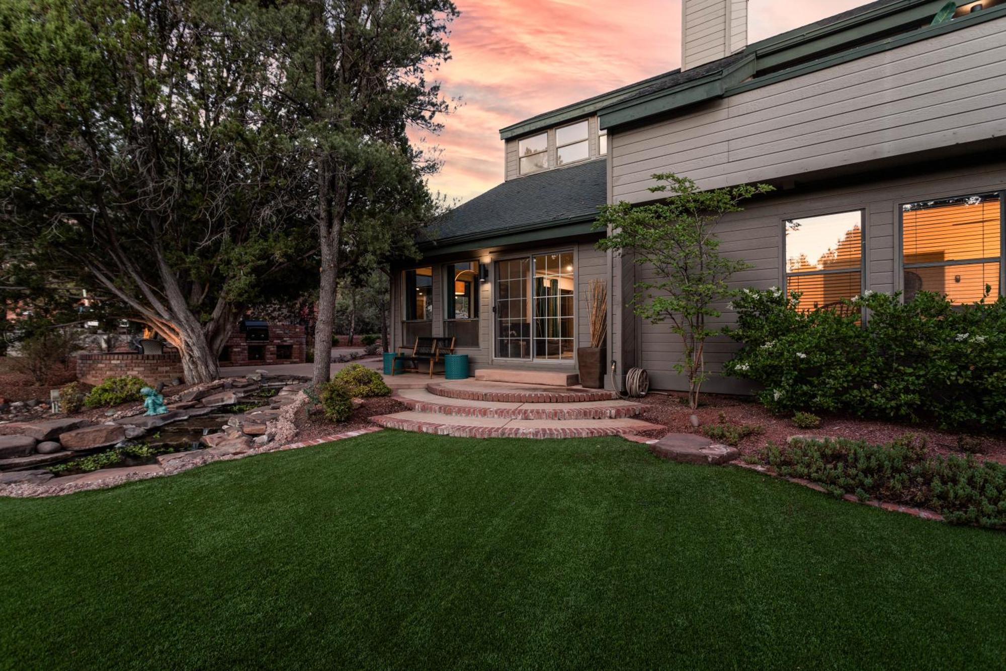 Luxe Boutique-style W/indoor Hot Tub Holiday home