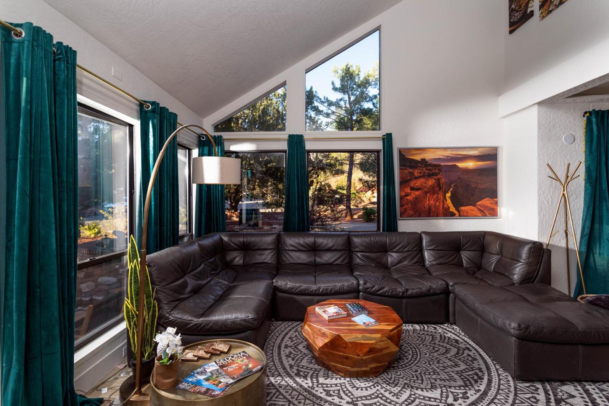 Luxe Boutique-style W/indoor Hot Tub