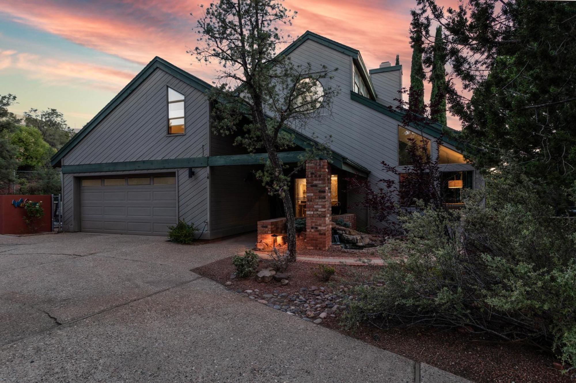 Luxe Boutique-style W/indoor Hot Tub Holiday home *