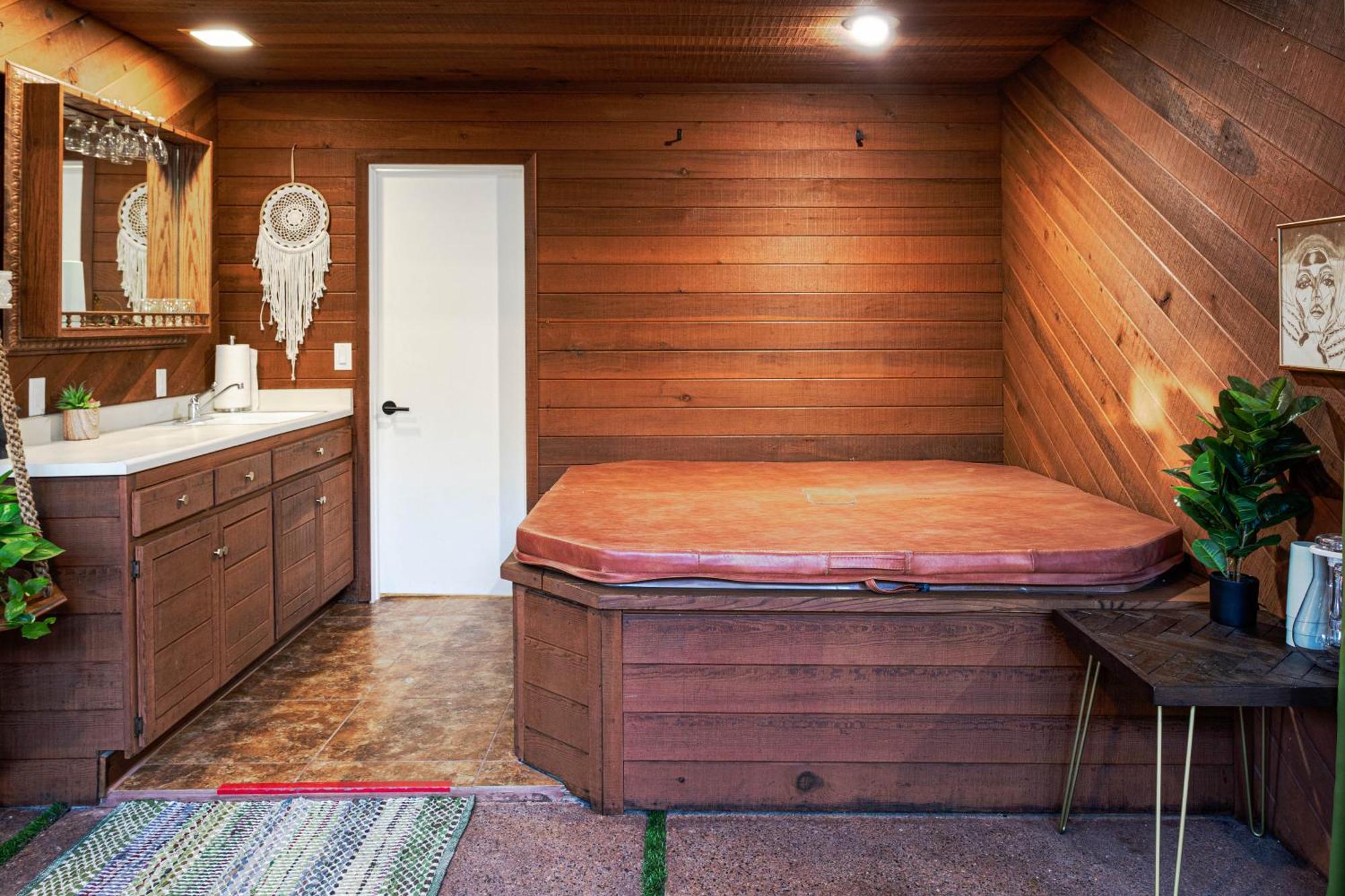 Holiday home Luxe Boutique-style W/indoor Hot Tub *