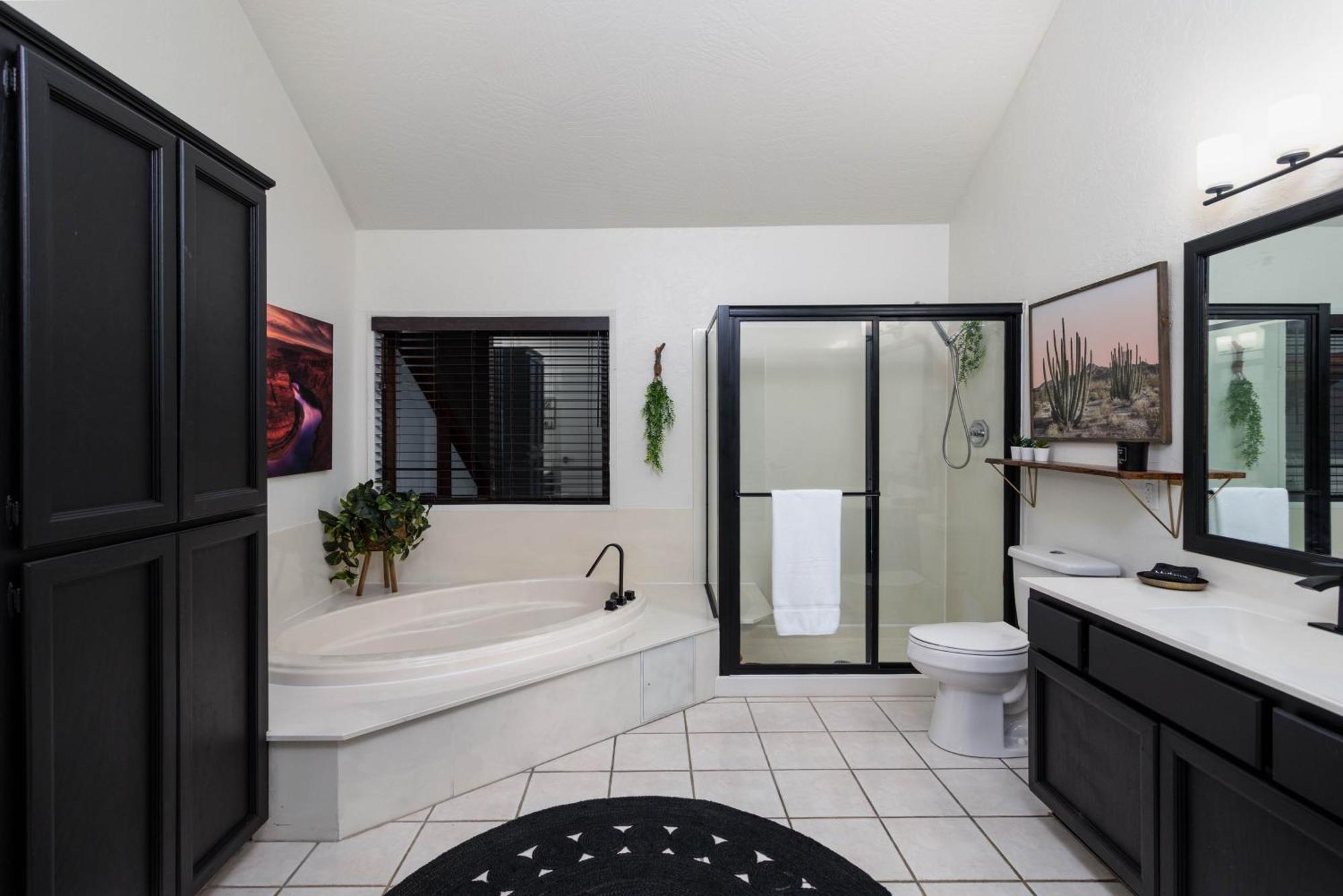 Luxe Boutique-style W/indoor Hot Tub Holiday home
