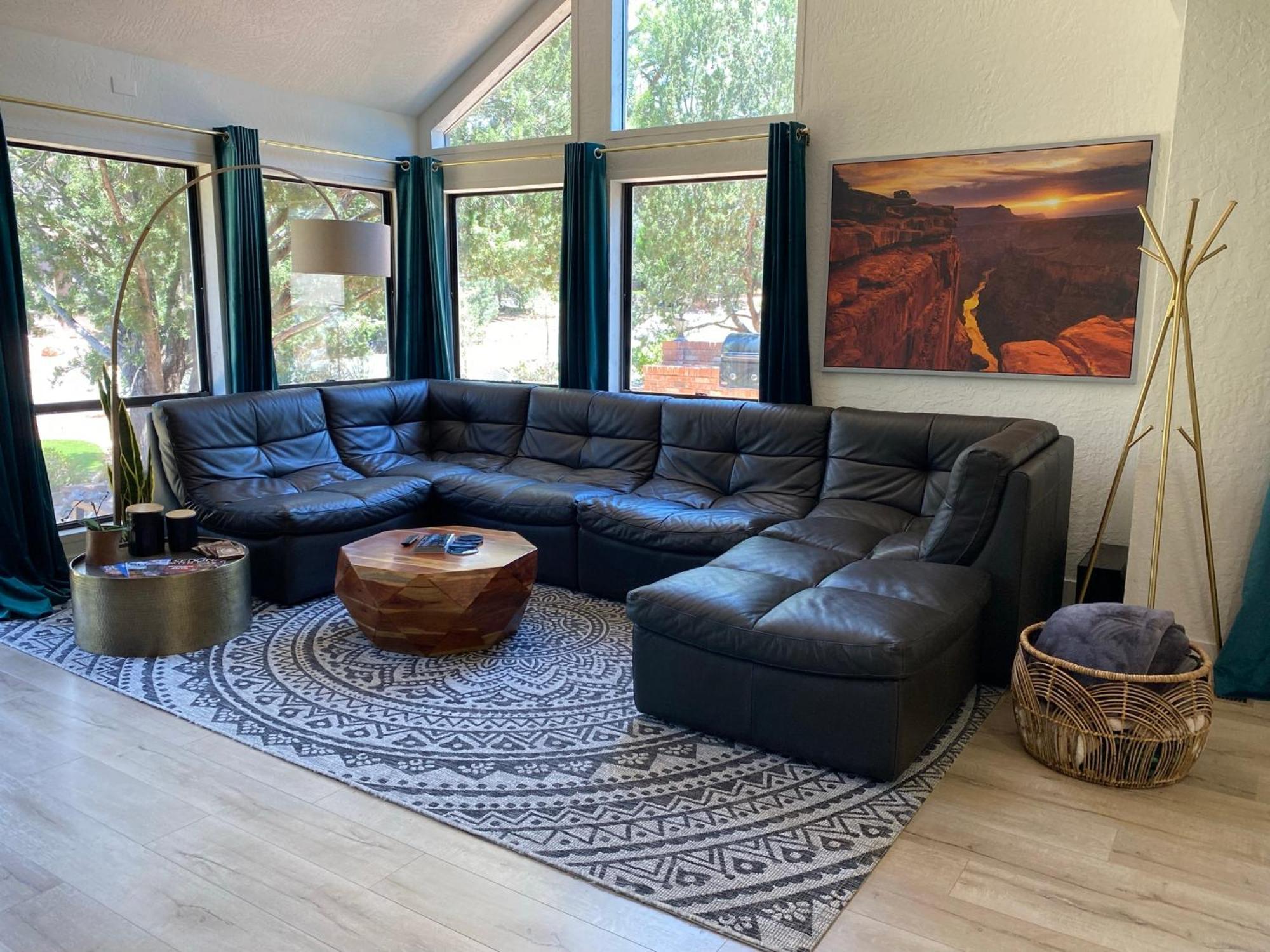 Holiday home Luxe Boutique-style W/indoor Hot Tub *