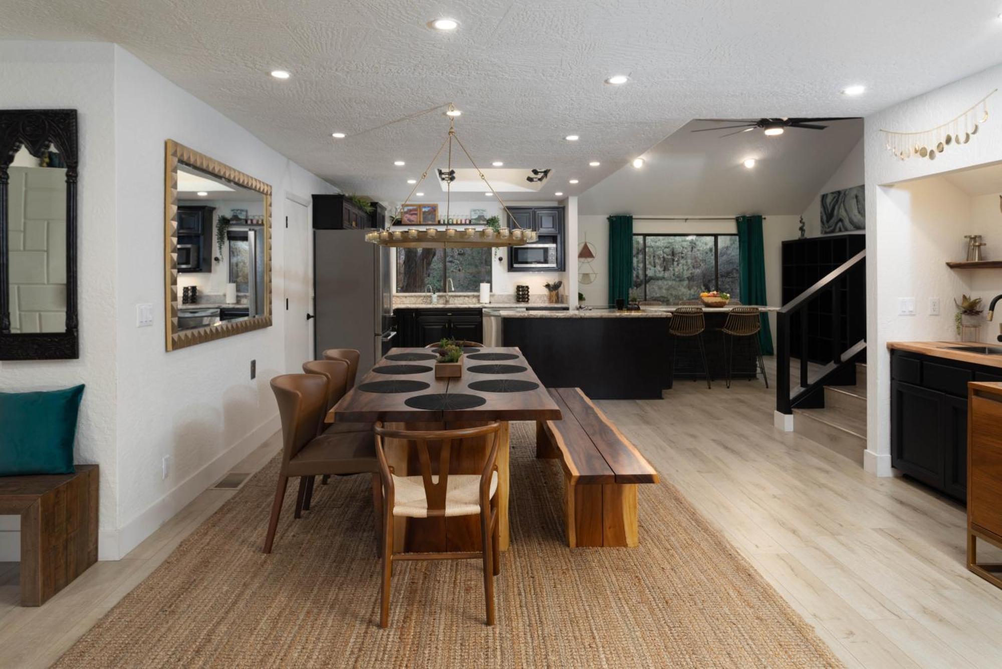 Luxe Boutique-style W/indoor Hot Tub Holiday home